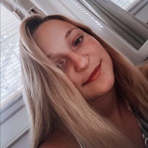 Meet your Posher, Alyni